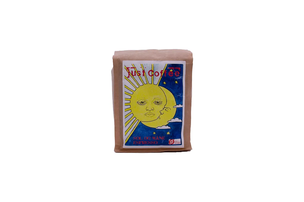 fair trade produkter - Pose kaffe med Sol og Måne Espresso-etiket med sol- og måneillustration.