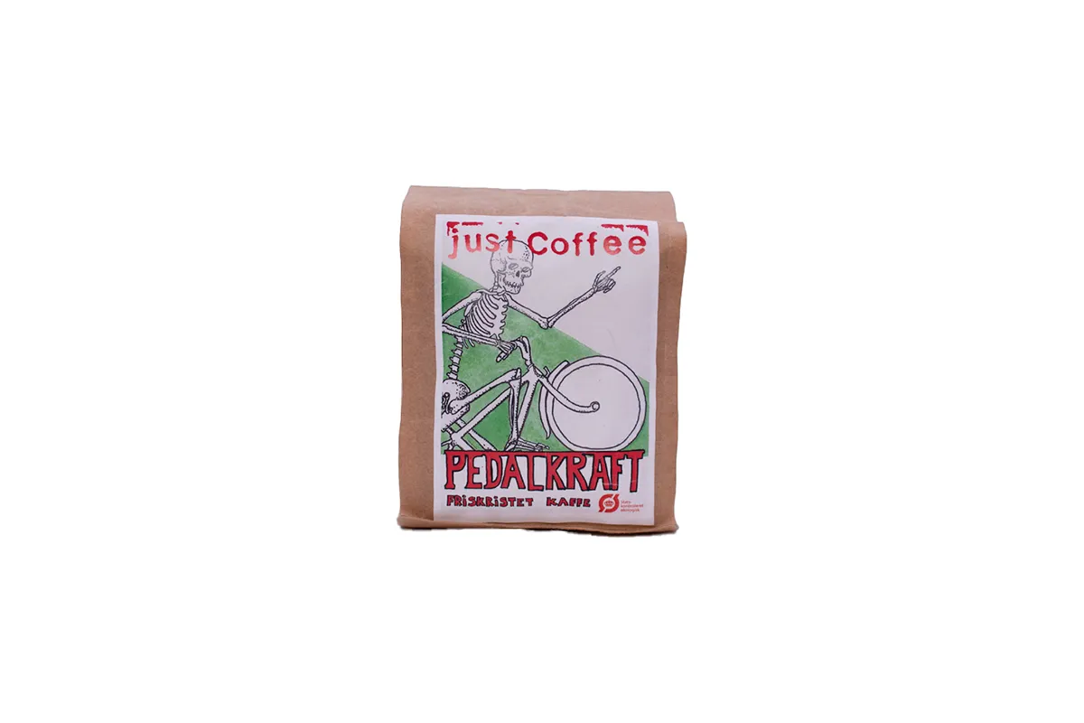 fair trade produkter - Pose kaffe med Pedalkraft-etiket med cyklende skeletillustration.